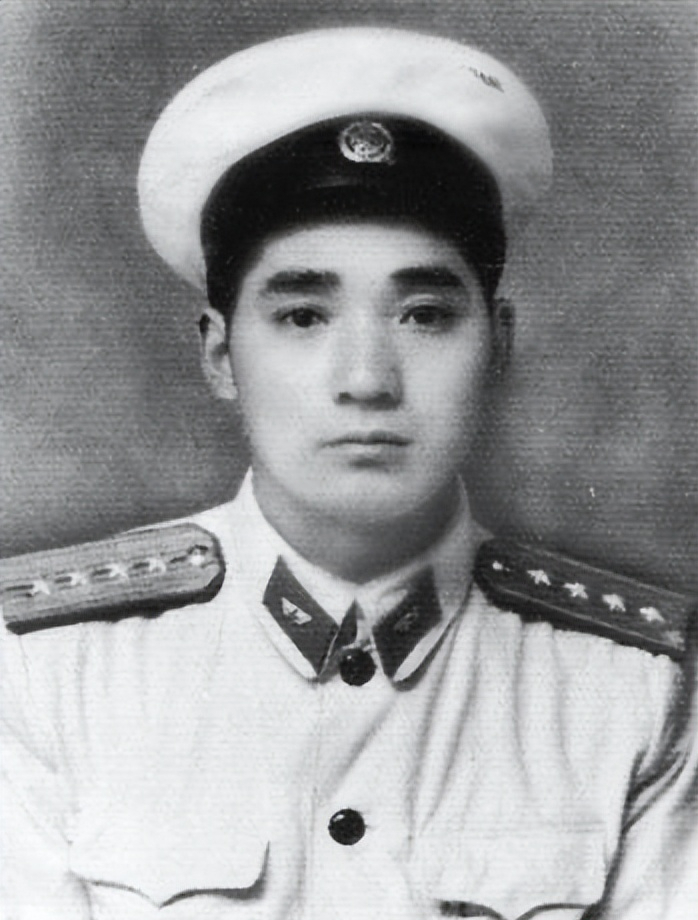 志愿军飞行员击落敌机后跳伞,降落时见敌人在身旁,空中拔出配枪