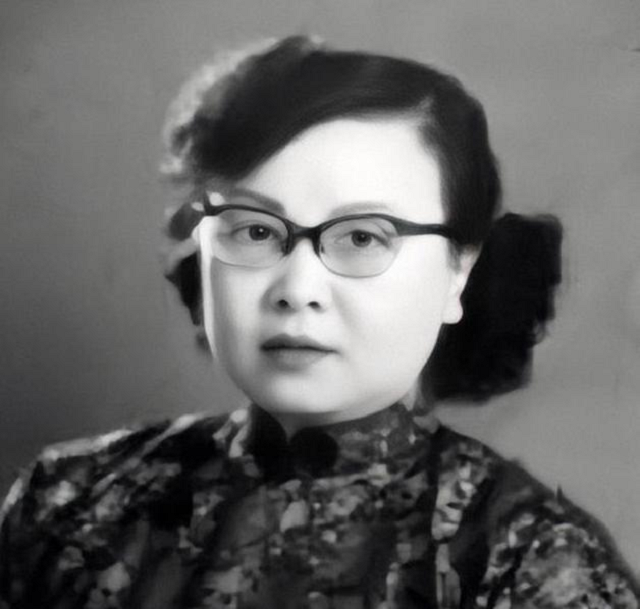 女叛徒破坏地下党叛逃台湾,晚年回国探亲,中央为何派专人接待