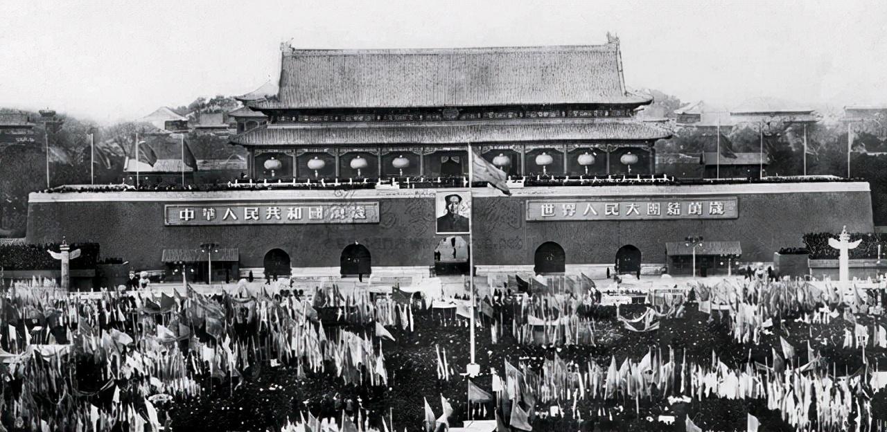 1949年新中国成立举国欢欣,刘伯承沉默不语,忧心忡忡地望着西南