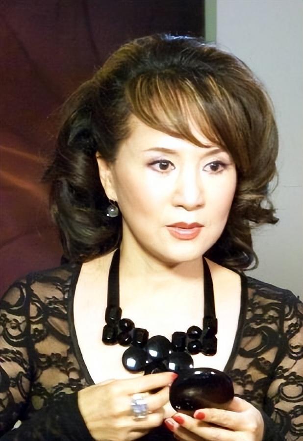 回顾郑绪岚:远嫁入籍美国,45岁患病,47岁男友去世,至今未婚
