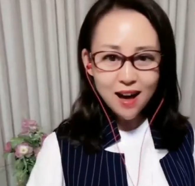 裴倩(刘玲辉饰)小翠开的美容院的经理,美容院倒闭之后,裴倩跟着男友胜