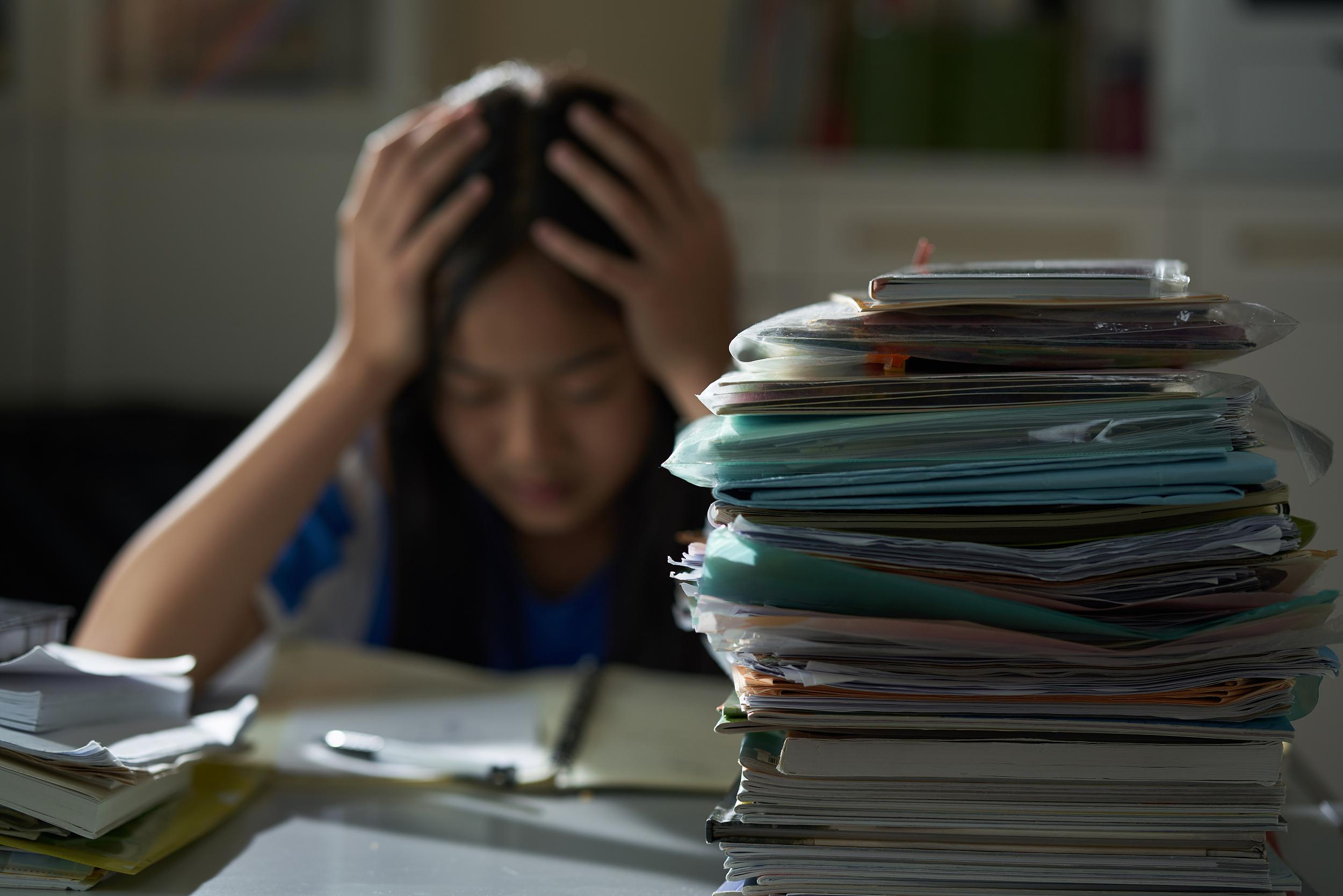 女孩冥思苦想的图片图片