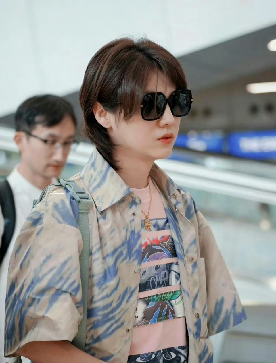 鹿晗的卷毛发型也只有他能撑的住,发量王者非莫属,小鹿鹿本来头发就多