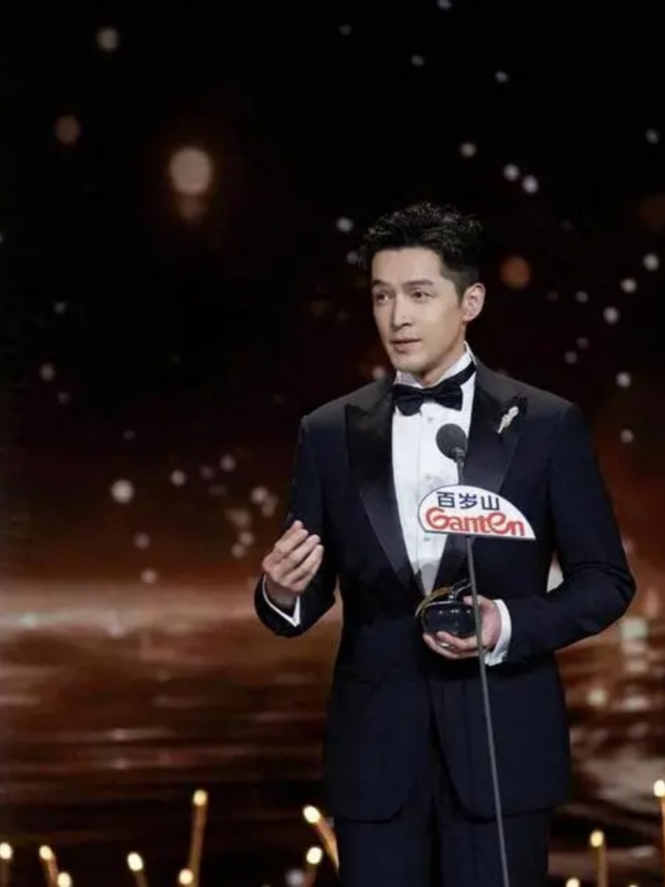 胡歌推着游本昌走红毯,展现绅士风度,引发网友热议.