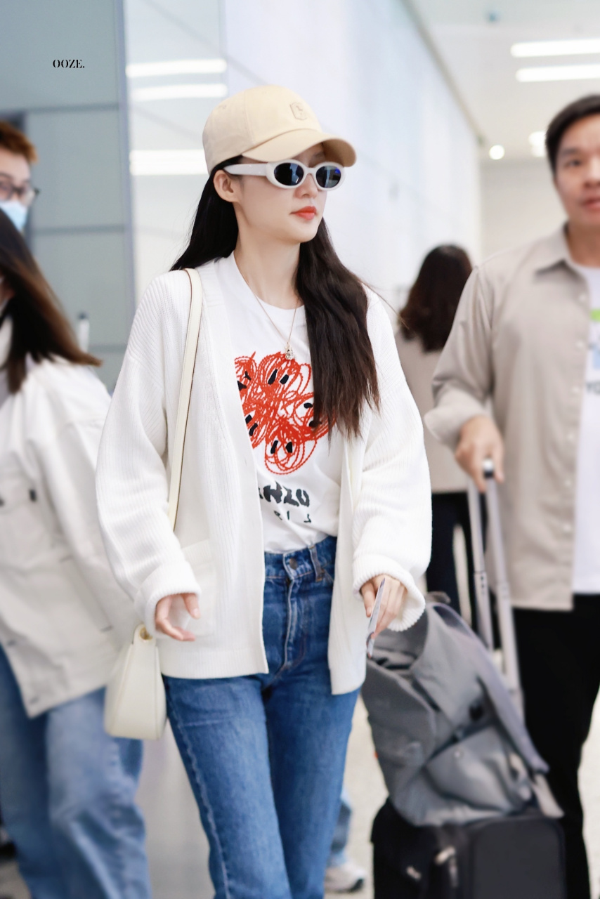 李沁机场街拍,针织开衫搭配t恤,牛仔裤,脚穿双小白鞋,休闲舒适又自在