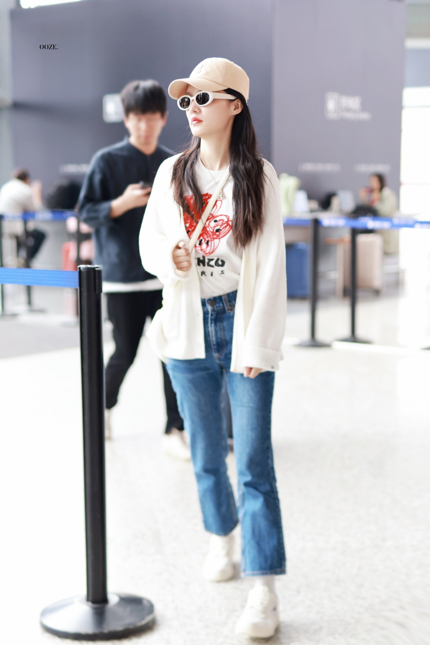 李沁机场街拍,针织开衫搭配t恤,牛仔裤,脚穿双小白鞋,休闲舒适又自在