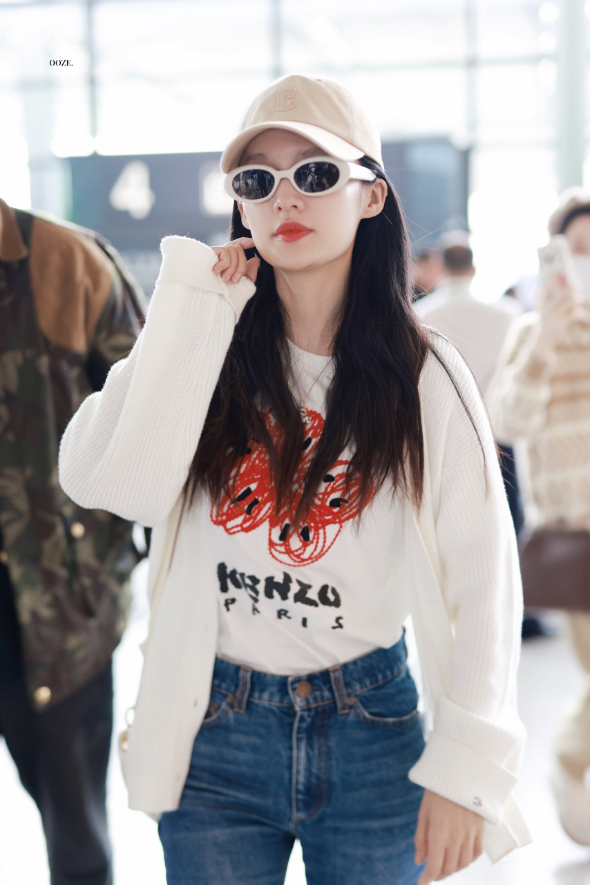 李沁机场街拍,针织开衫搭配t恤,牛仔裤,脚穿双小白鞋,休闲舒适又自在