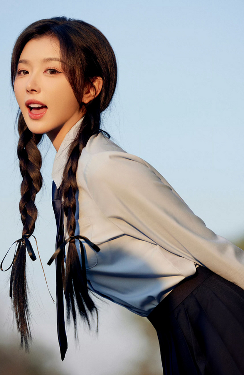 甜美的麻花辫姑娘孔雪儿