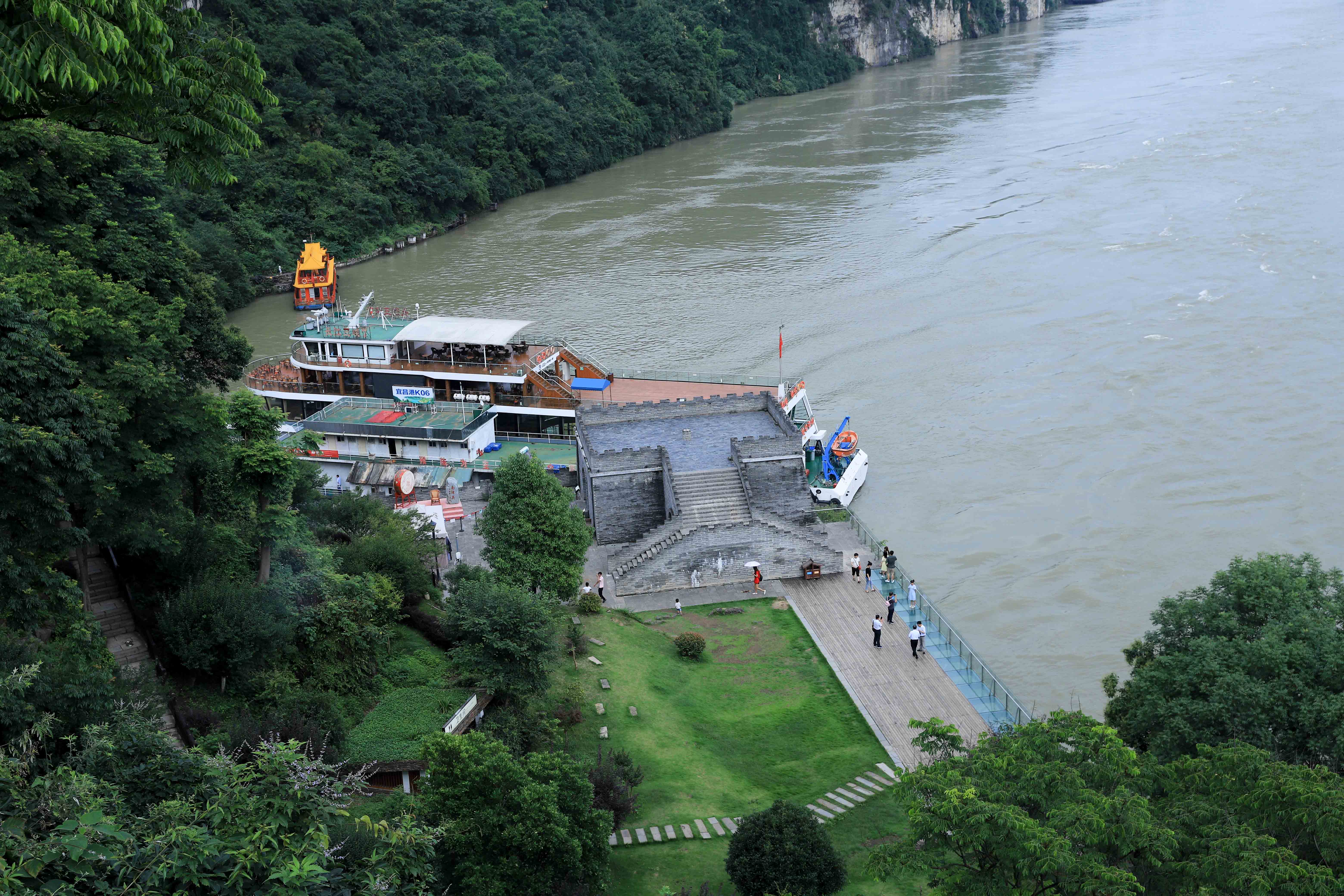 三游洞的旅游地理位置十分优越,正处于长江三峡西陵峡的出口,也是