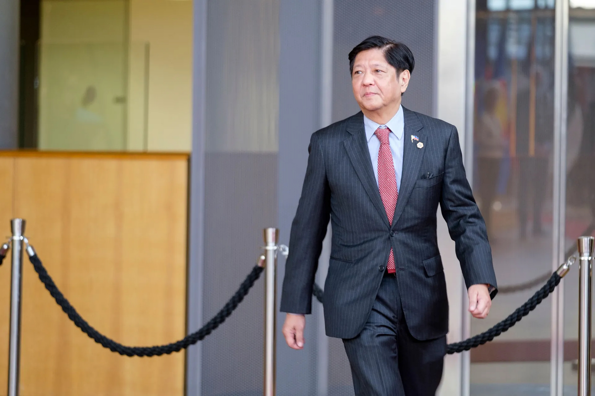 菲律宾总统马科斯终于得到了华盛顿的奖励,并得到一块"狗骨头",被美国