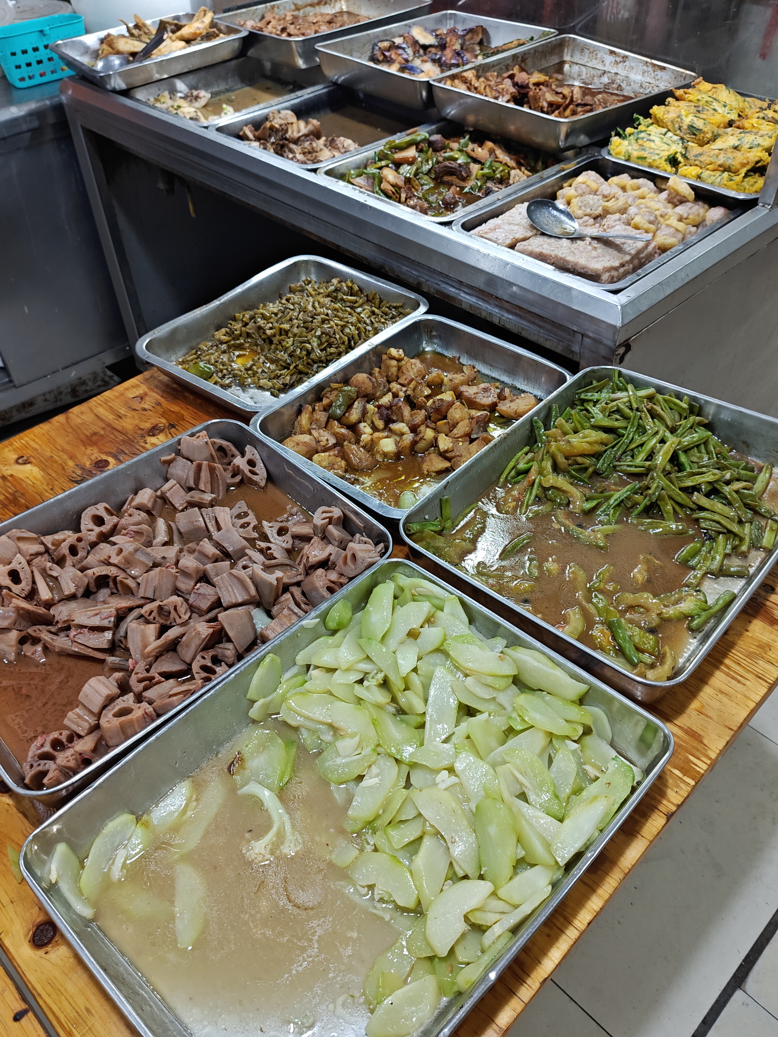 中午吃个快餐,两肉一菜一汤12元.