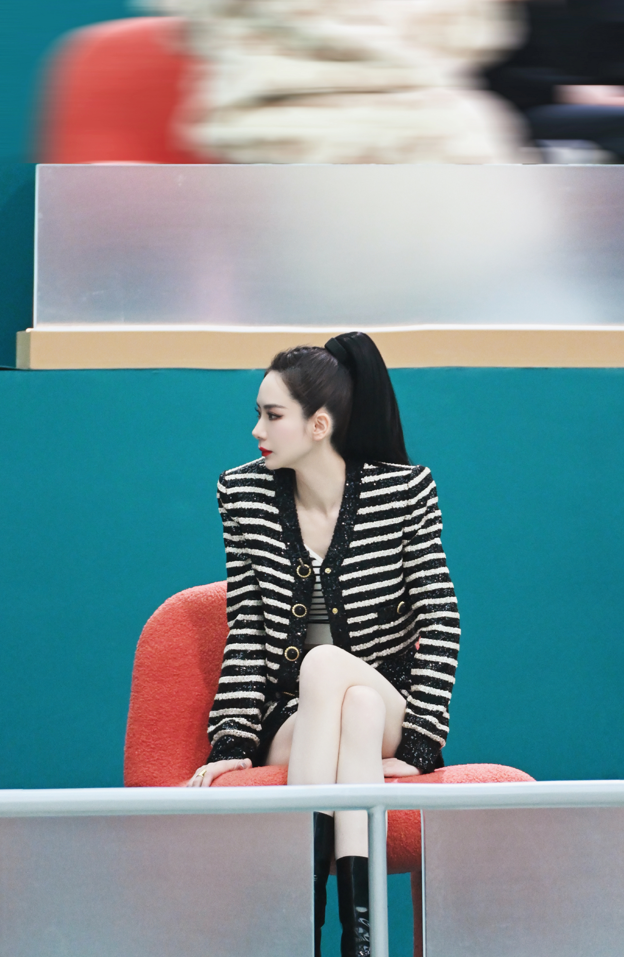 春季变美计划# 戚薇穿一件黑色的v领条纹针织开衫,搭配同色的针织