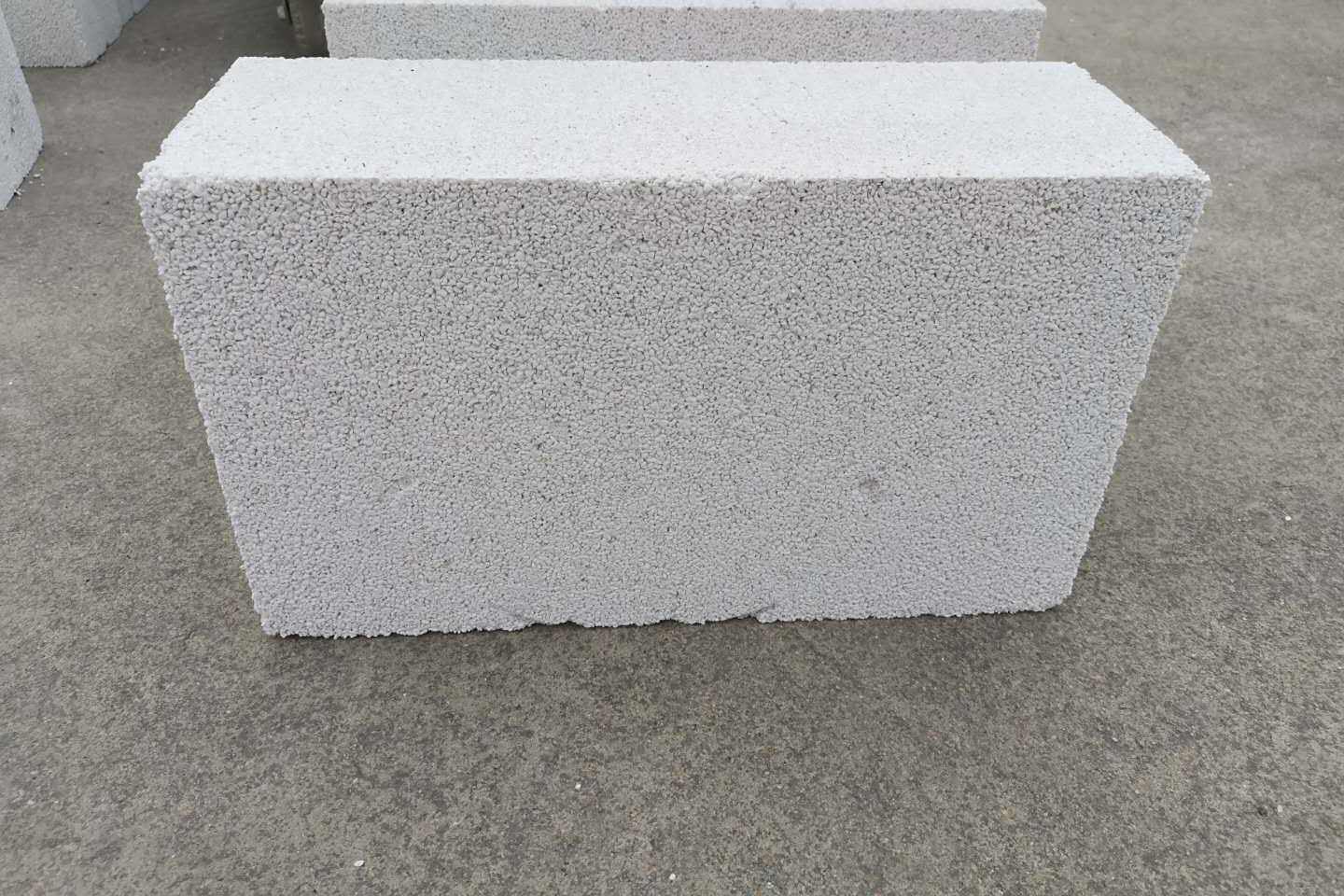 膨胀珍珠岩保温板是一种环保高效的保温材料,具有优良的隔热,抗火和