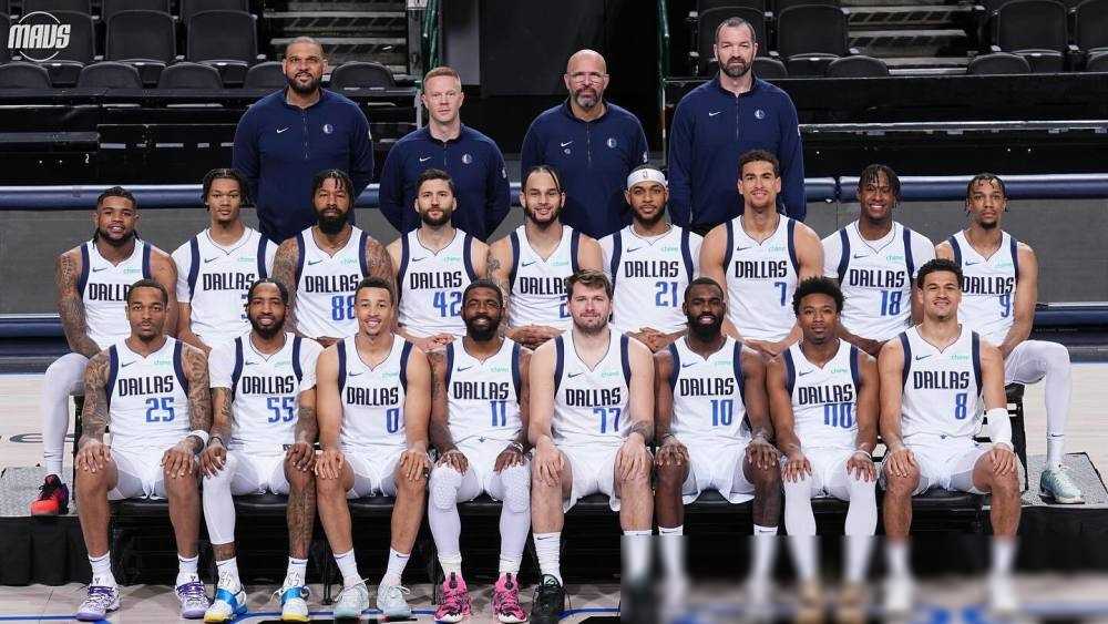 独行侠拍摄全家福!东欧c位全队备战季后赛 多人看好首轮淘汰快船