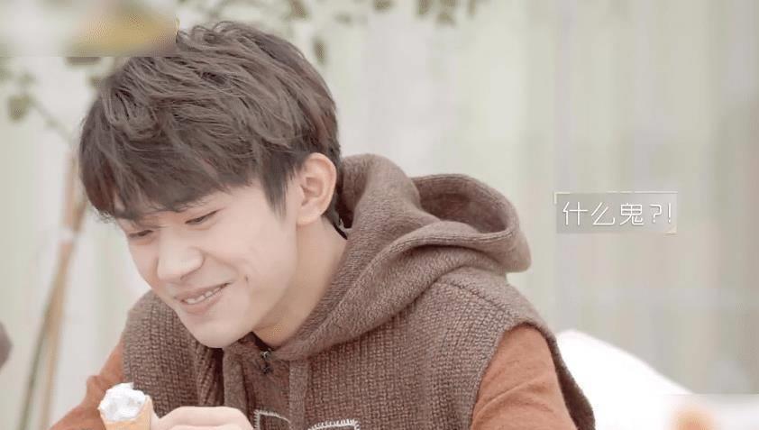 范丞丞像个开心果,刚逗笑易烊千玺,又让何炅管不住表情了