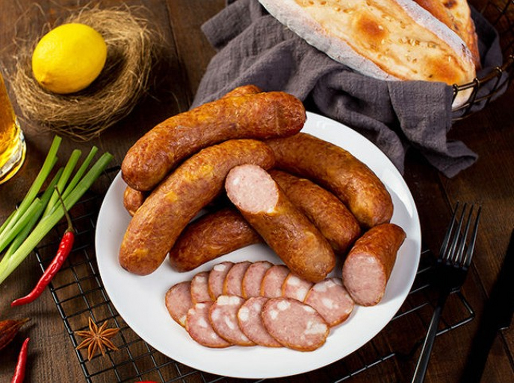 哈尔滨被誉为红肠故乡,秋林里道斯红肠是当地最正宗的红肠之一,采用