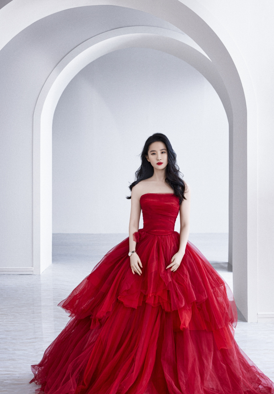 刘亦菲还是一如既往的好看,一袭抹胸红裙搭配微卷长发,娇艳妩媚,性感