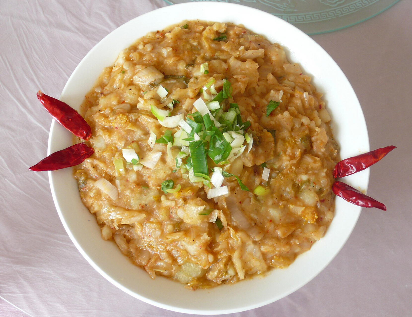 甘肃省华池县美食打卡:    - 华池黄米馍馍:用糜子面制作而成,是当地