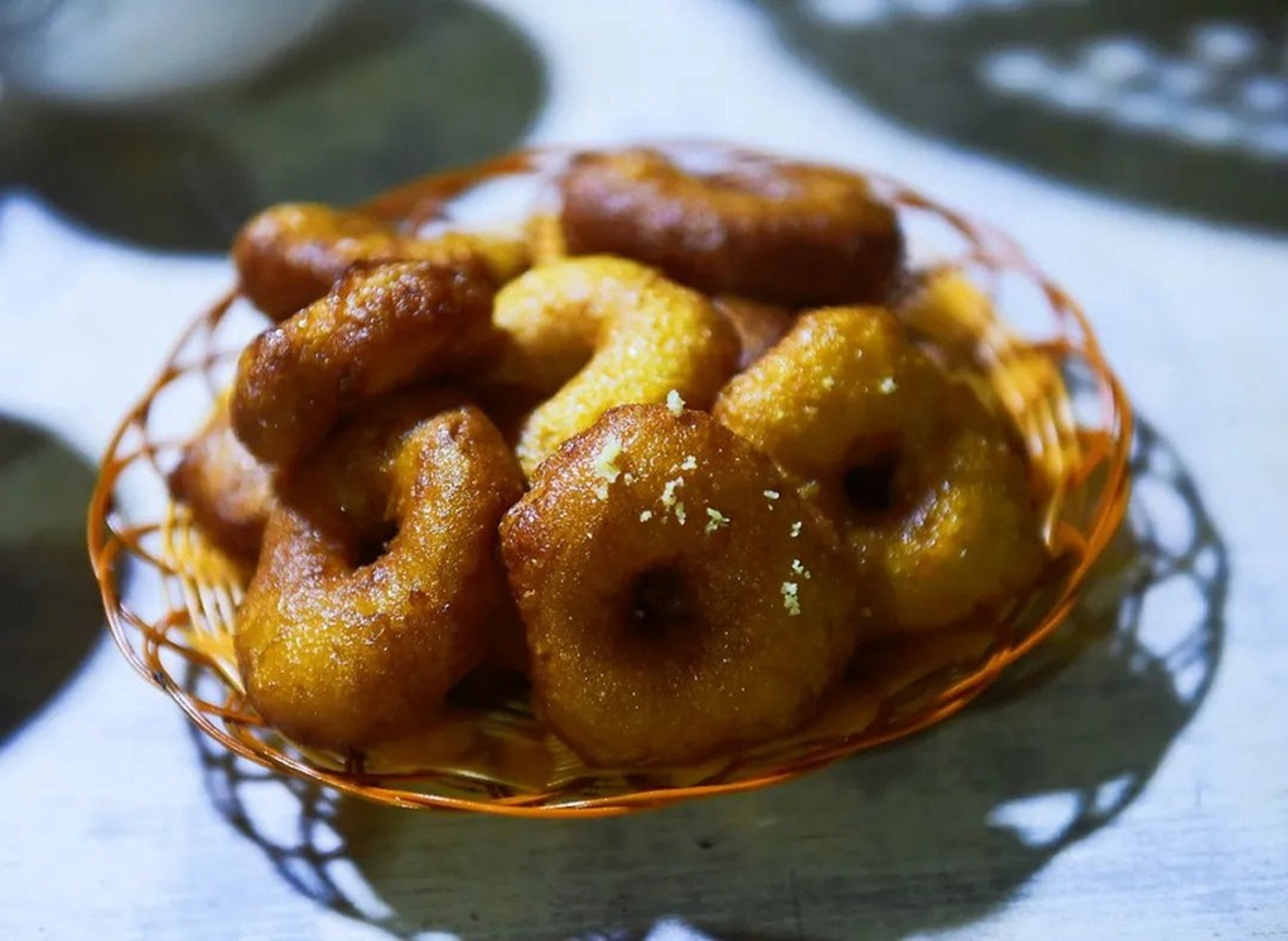 甘肃省华池县美食打卡:    - 华池黄米馍馍:用糜子面制作而成,是当地