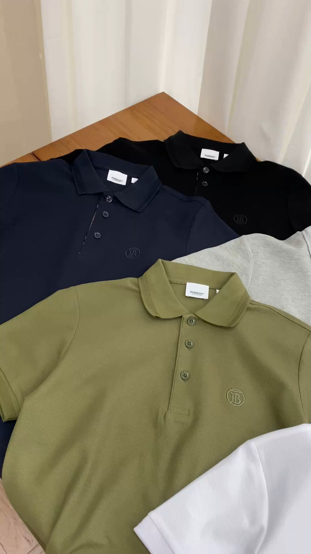 巴宝莉纯色男士polo衫,简洁干练风格深受商务人士喜爱