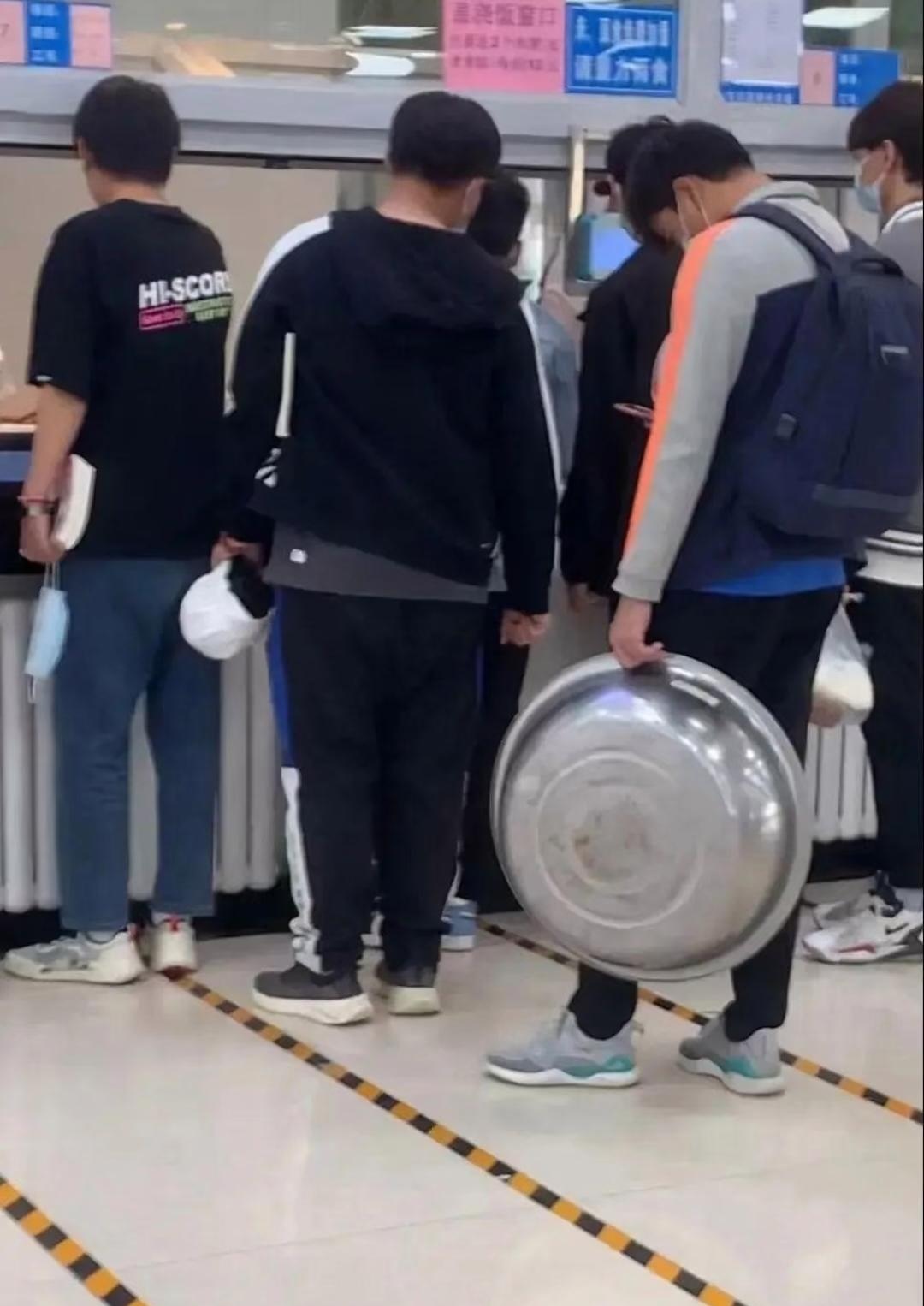 这排队打饭以为拿个盆就能给你打一盆吗?