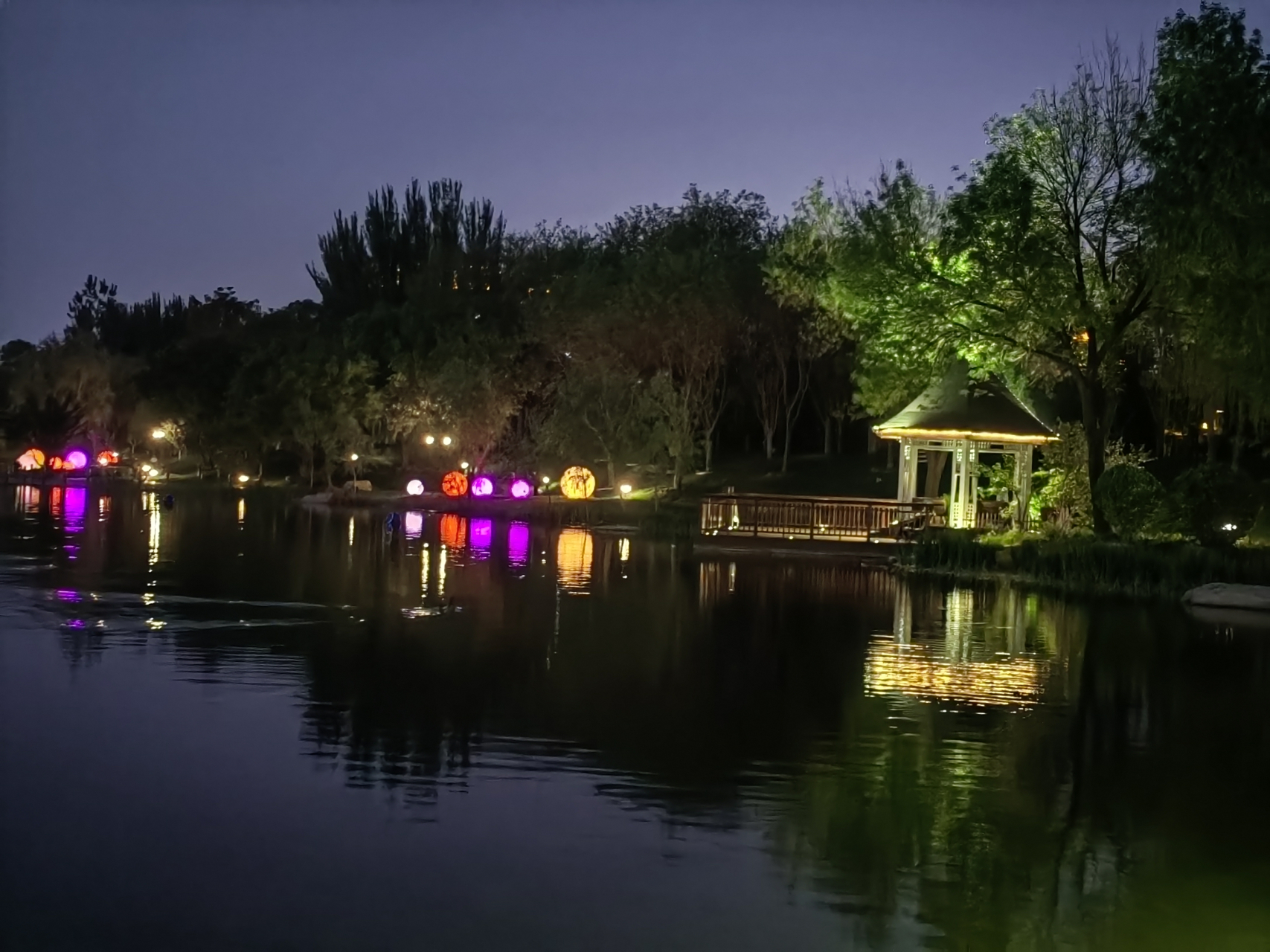 落日的余辉,倒映在安静的湖面,固安大湖公园的夜晚更美