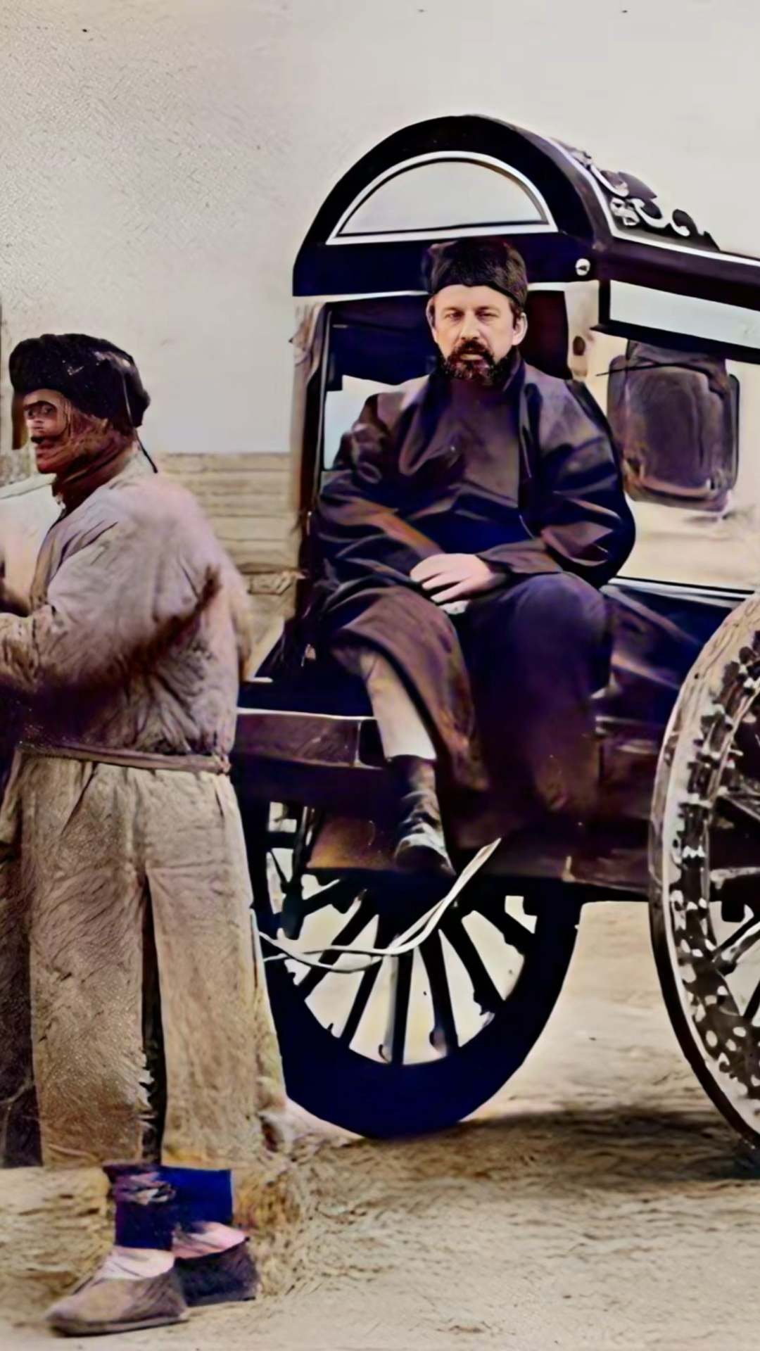 清朝末年,中国东北一名外国人乘坐马车出行时的情景.