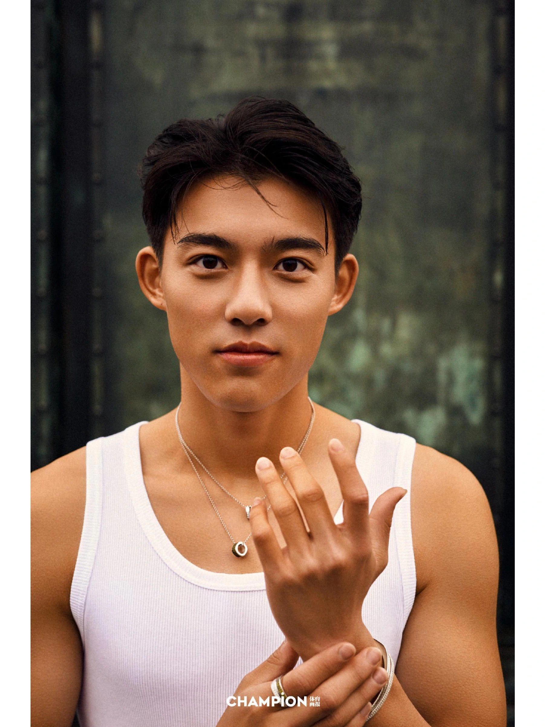 姓名:李嗣镕 国籍:中国 李嗣镕,目前20岁,在丹麦球队目前还是替补的