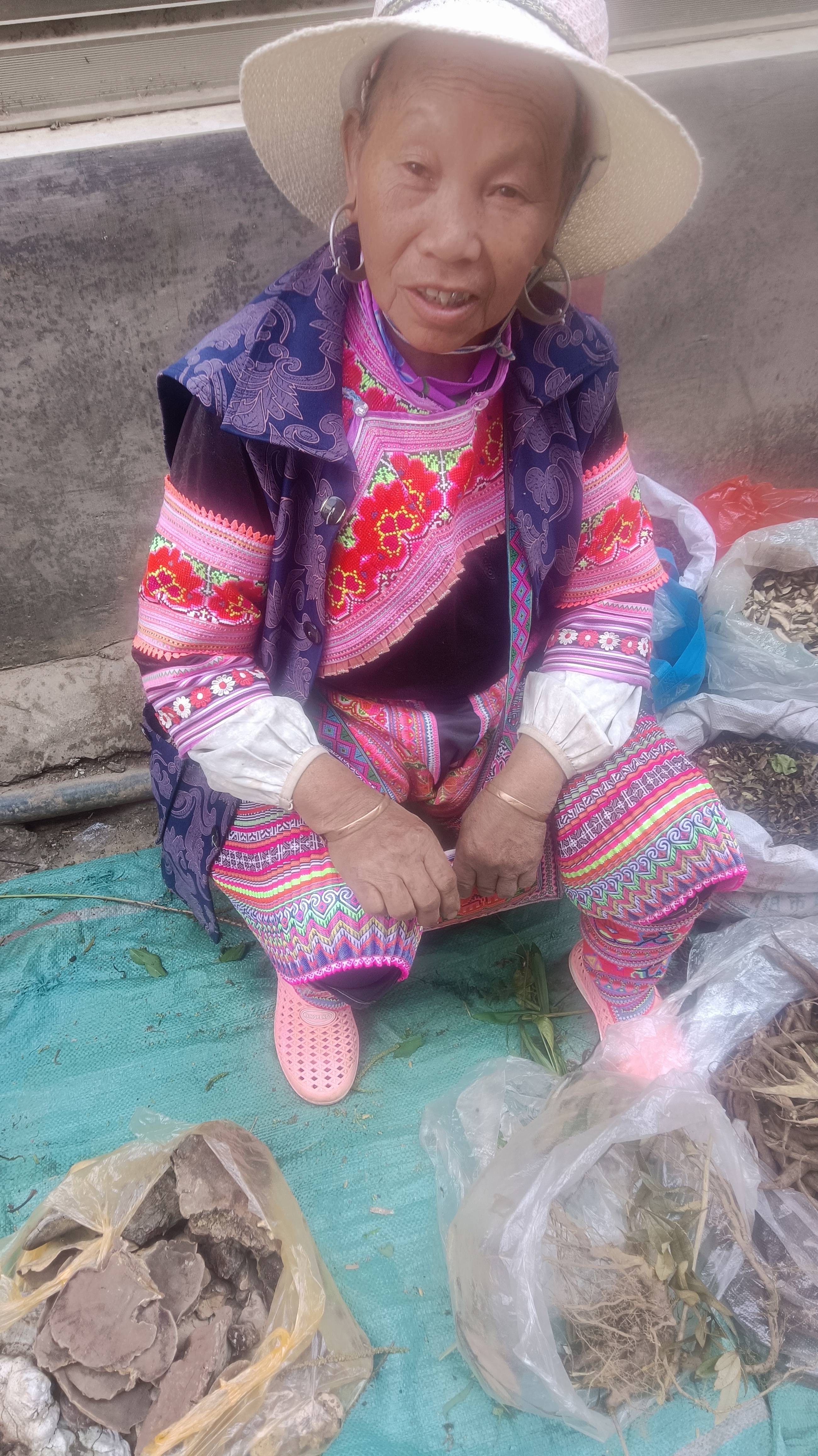 我的假期这样玩:赶滇南蒙自大集,同和谒可亲的少数民族阿妈聊聊天,爱