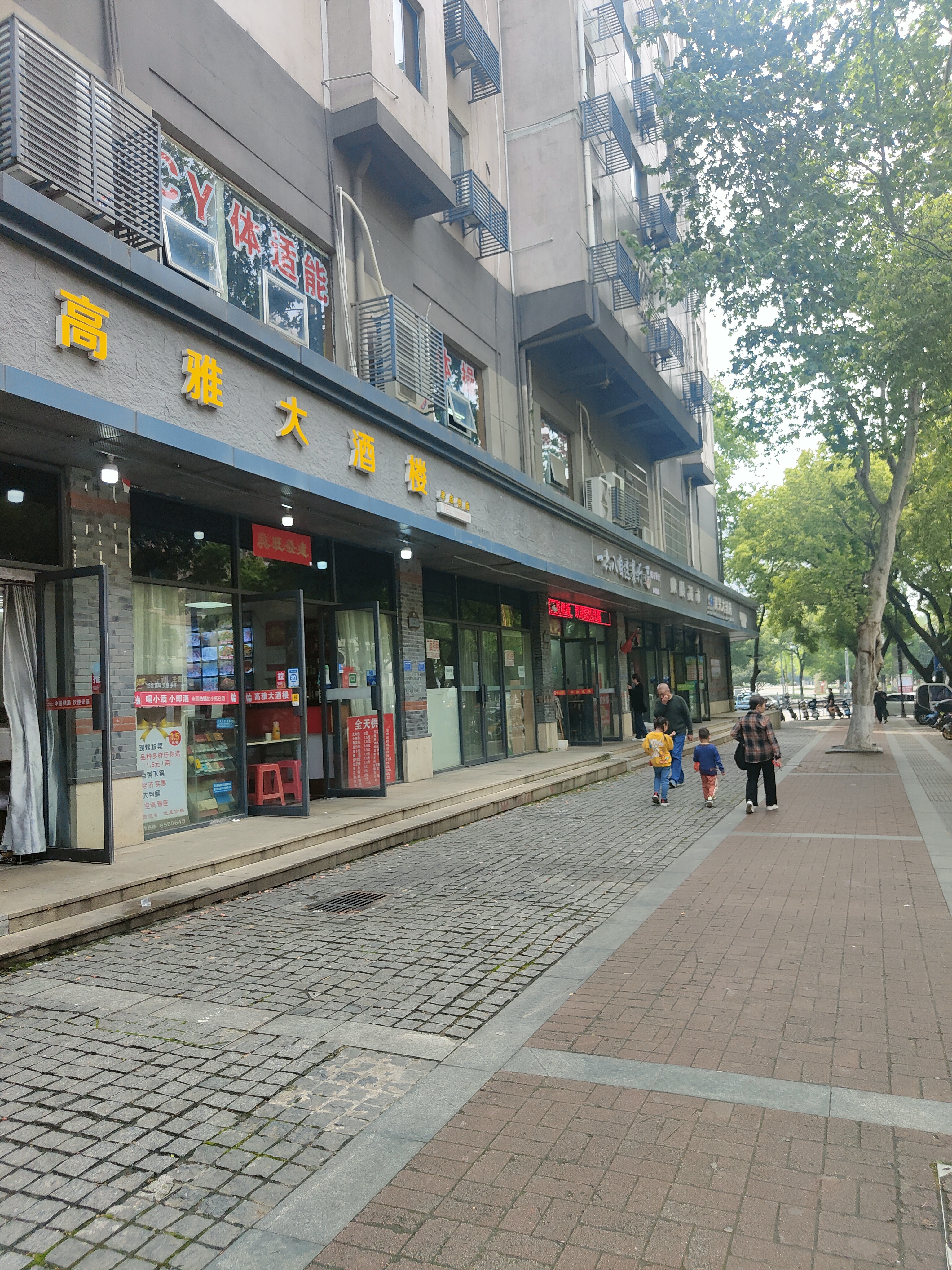 我出门旅游,一看一模一样的招牌迪爻巧桃到制堂婊馔骋 门头小城街边