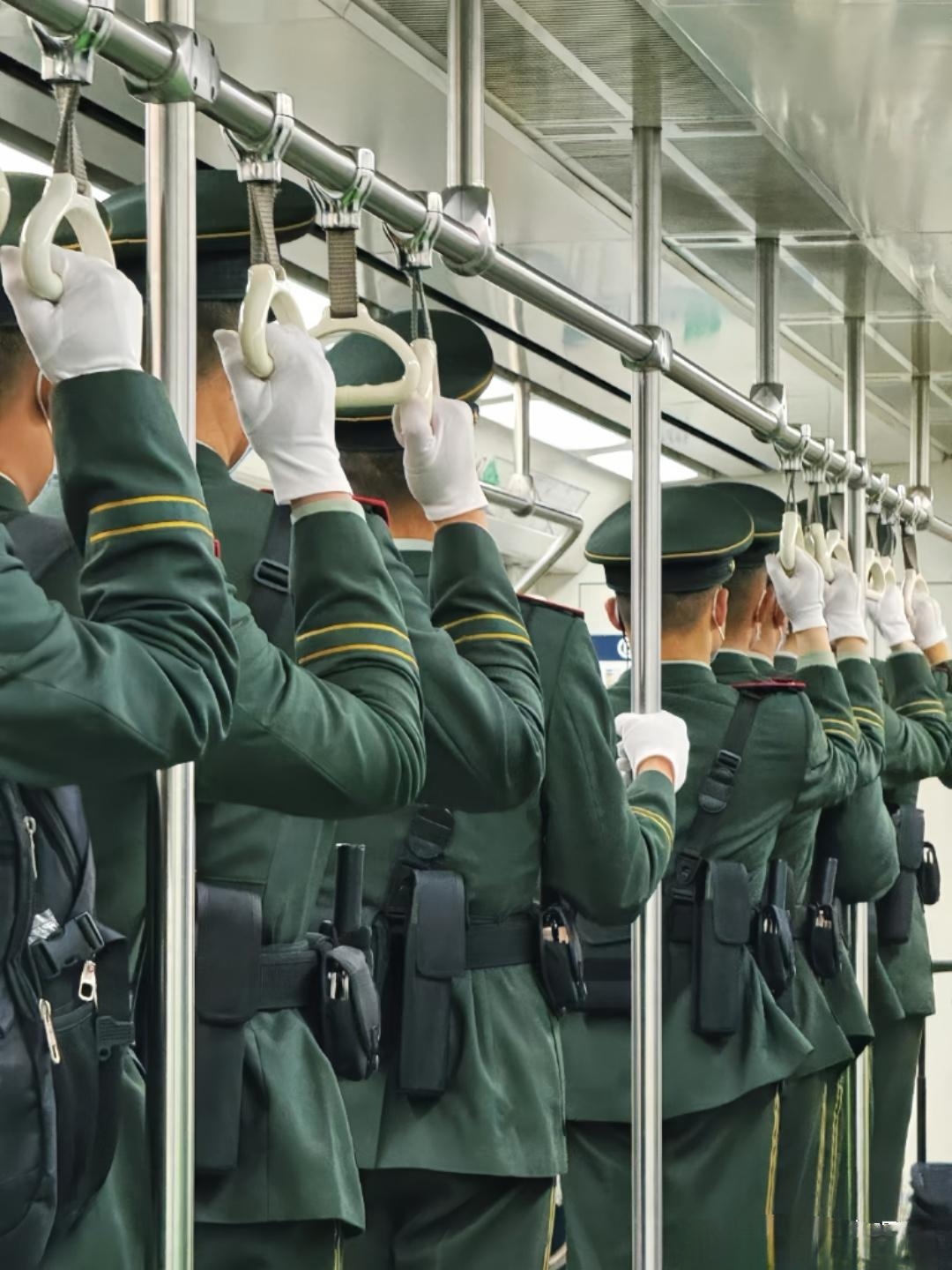 他们身着军装肩章熠熠生辉身材魁梧仿佛铁打的身躯一般坚不可摧他