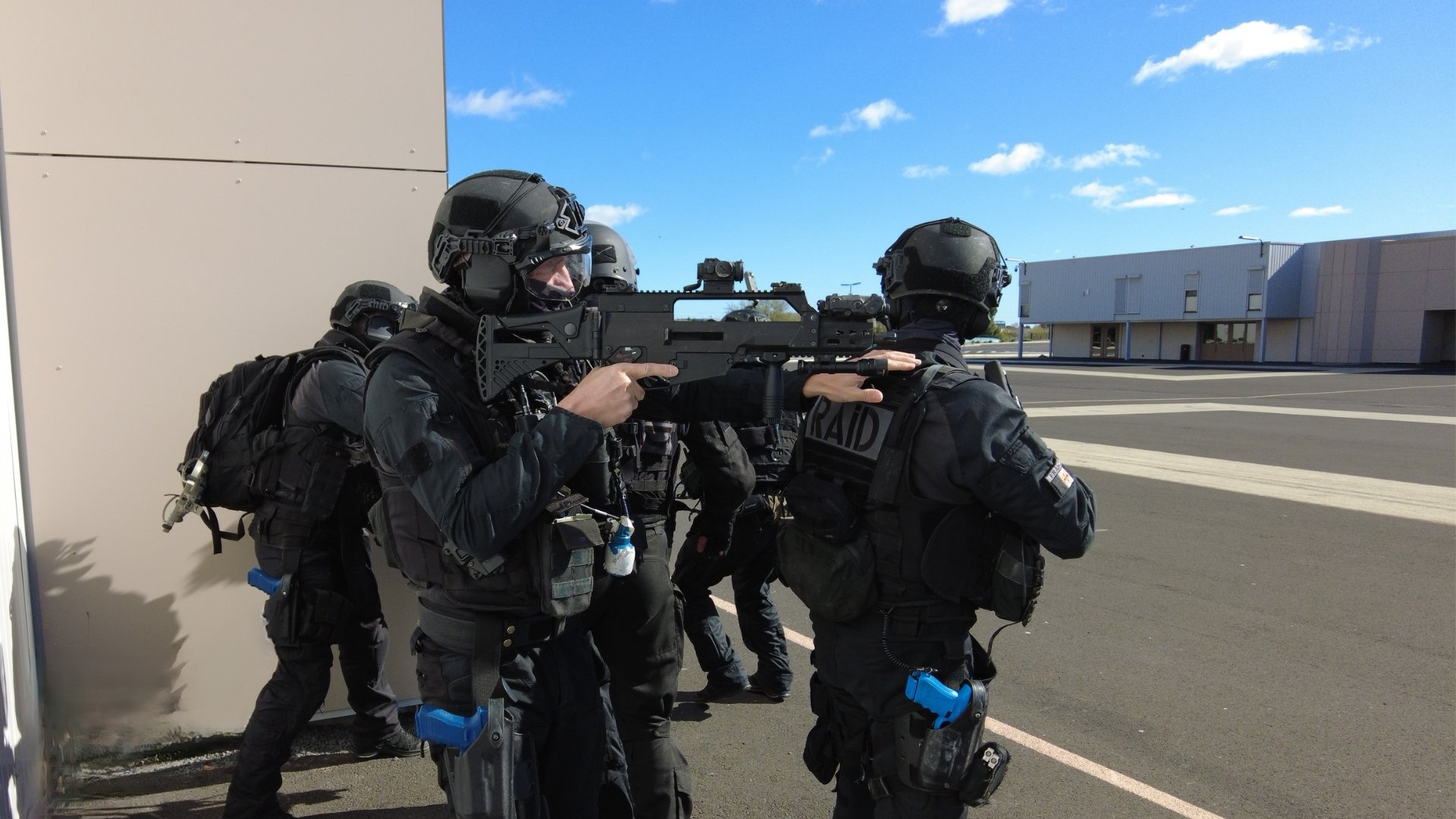 7月份巴黎奥运会就要开幕了,法国国家警察也开始了大练兵