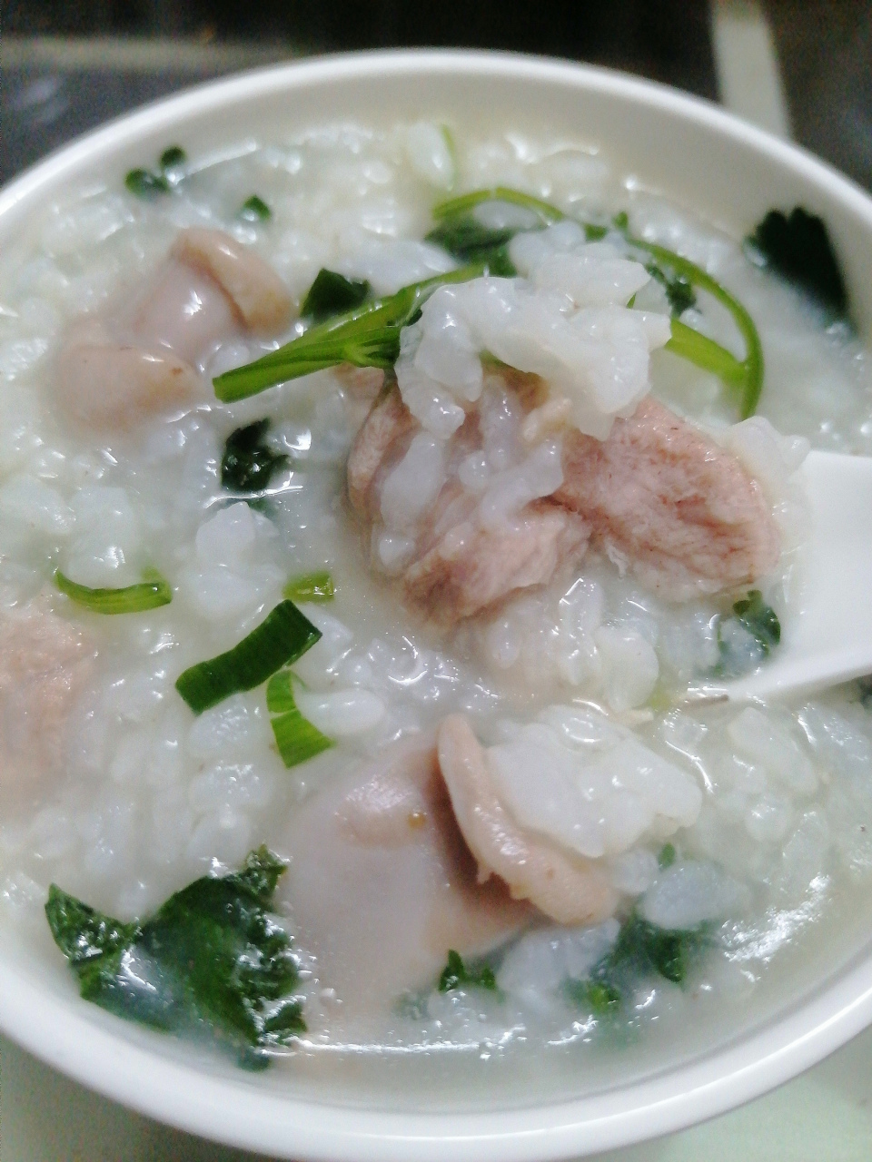 猪杂粥,粉肠,猪肝,瘦肉,加点香菜和葱出锅.下雨天喝粥,真的非常惬意.