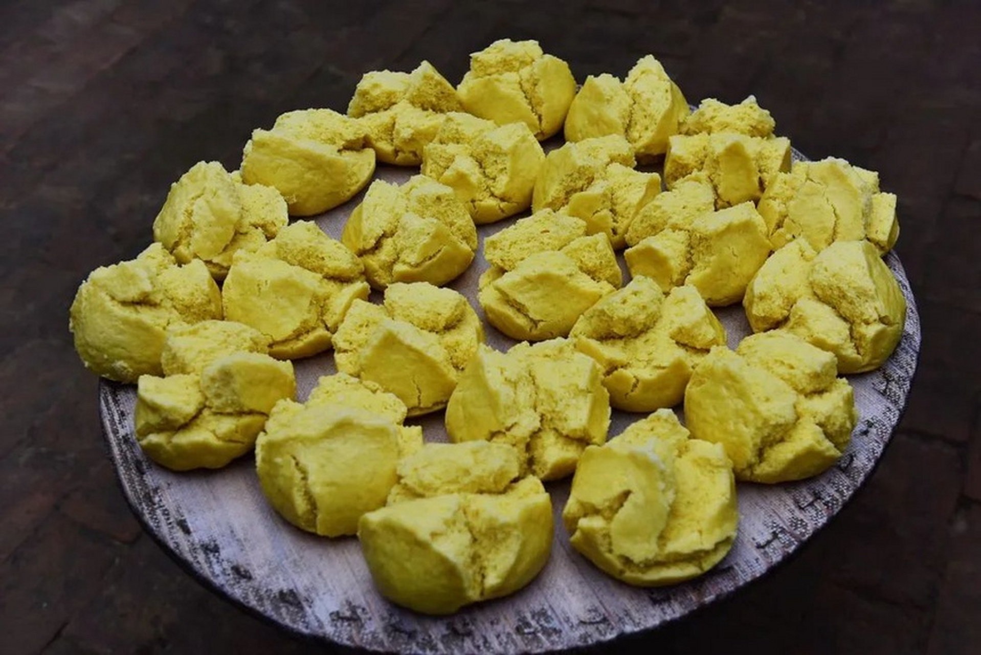 甘肃省华池县美食打卡:    - 华池黄米馍馍:用糜子面制作而成,是当地