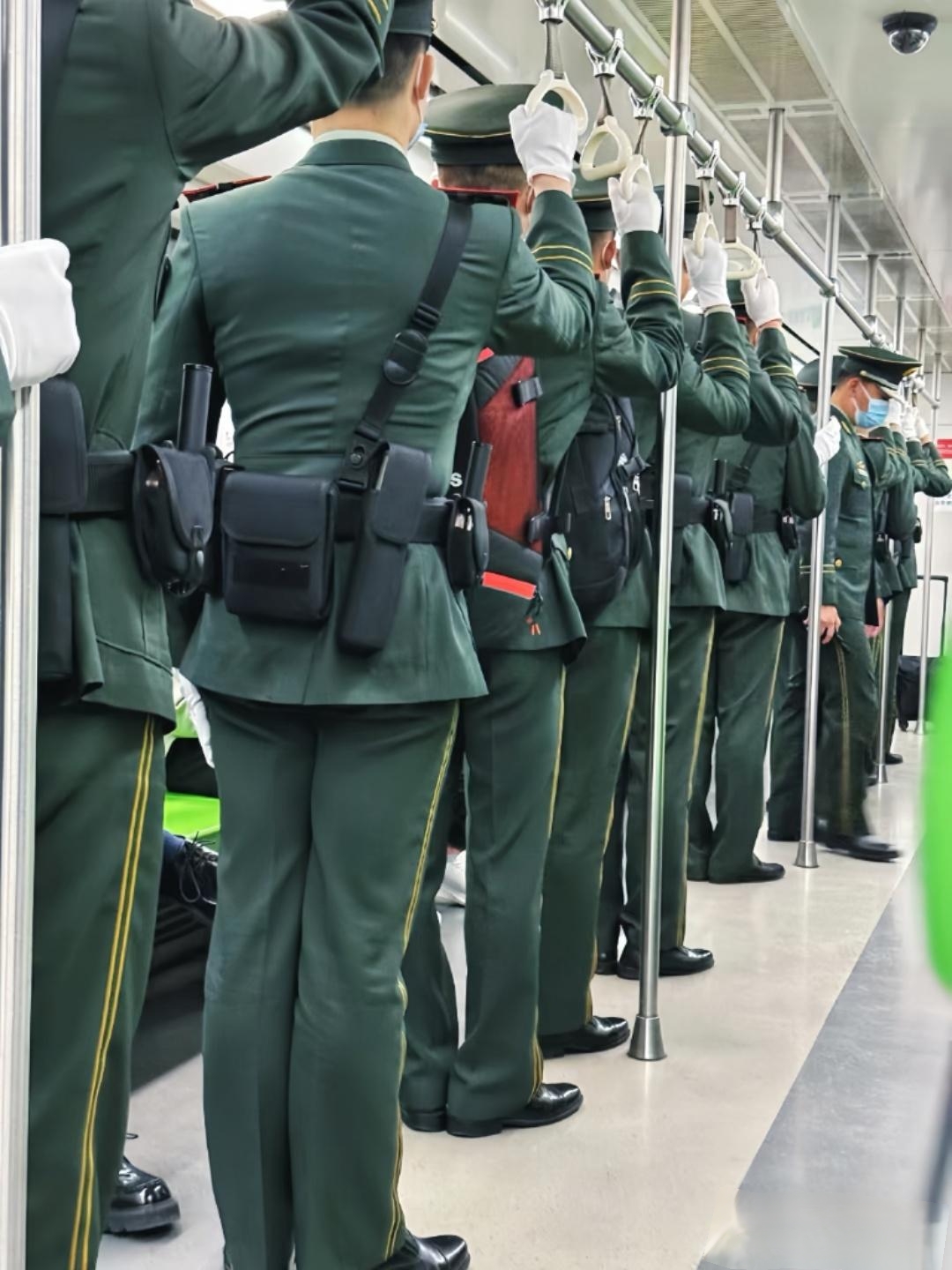 他们身着军装肩章熠熠生辉身材魁梧仿佛铁打的身躯一般坚不可摧他