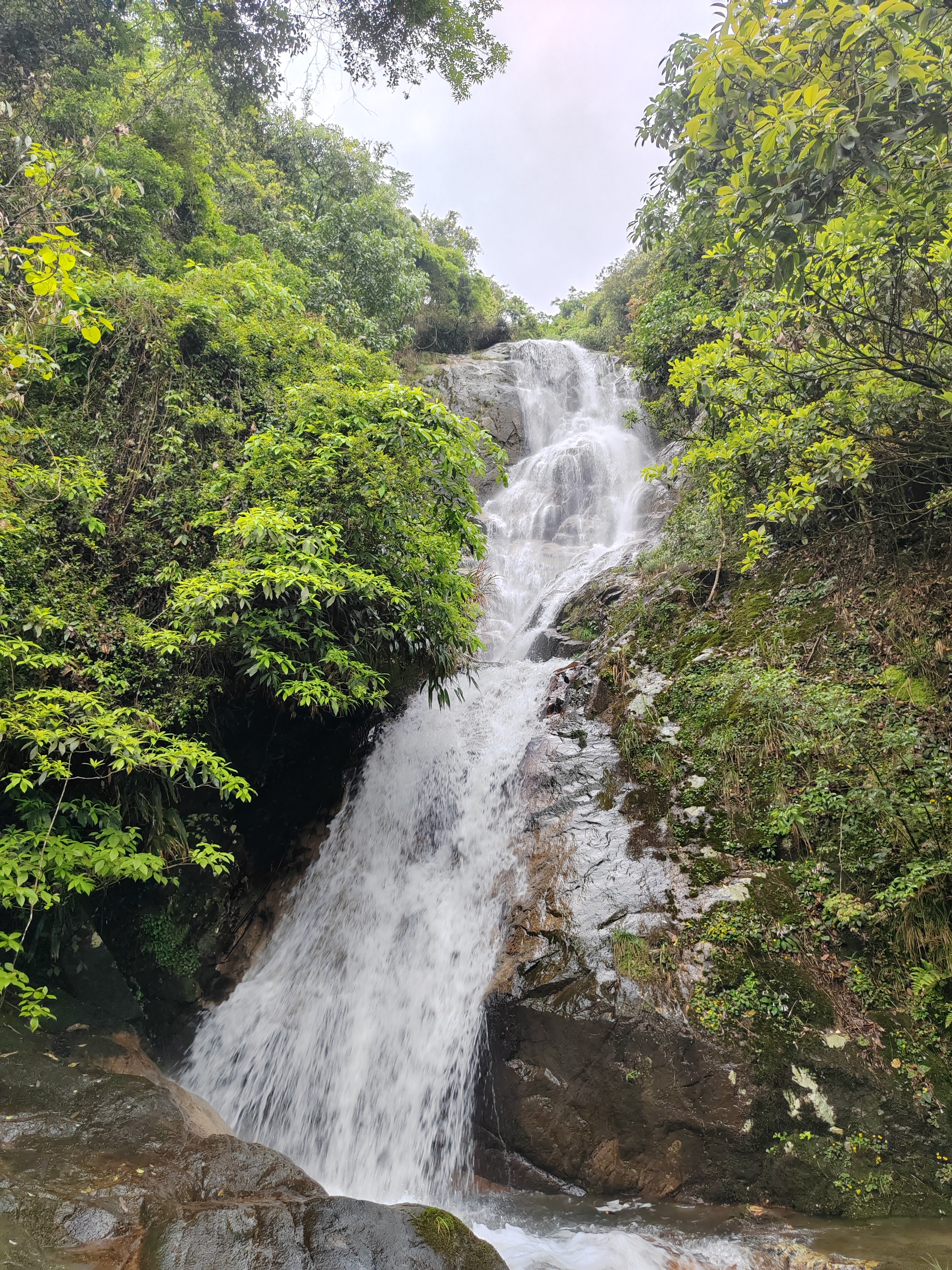 雨水使得瀑布水流更急水声更响仿佛是大自然在演奏一曲激昂的交响乐