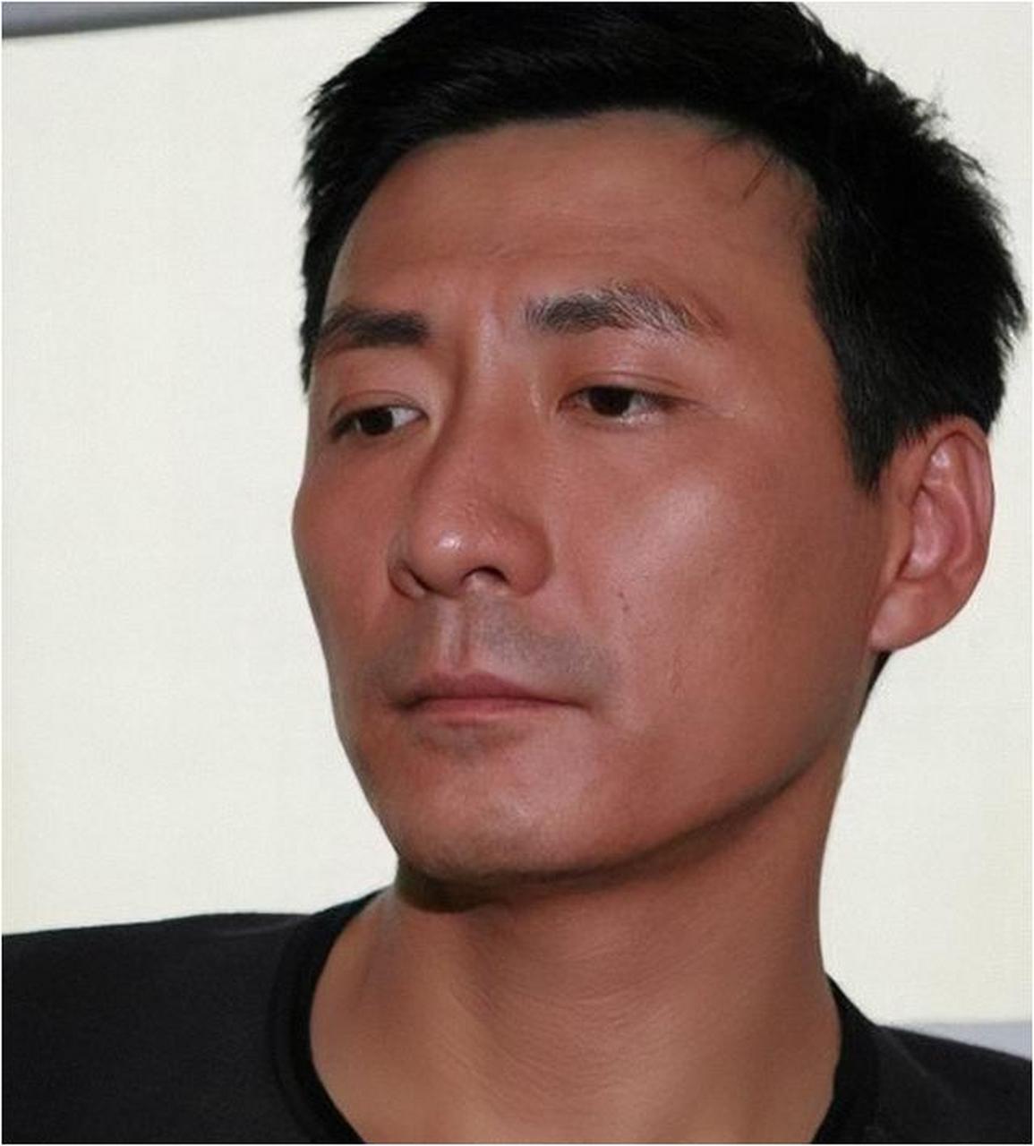 李婷和张子健因戏结缘,但婚姻遭遇挑战,李婷患癌后选择离婚.