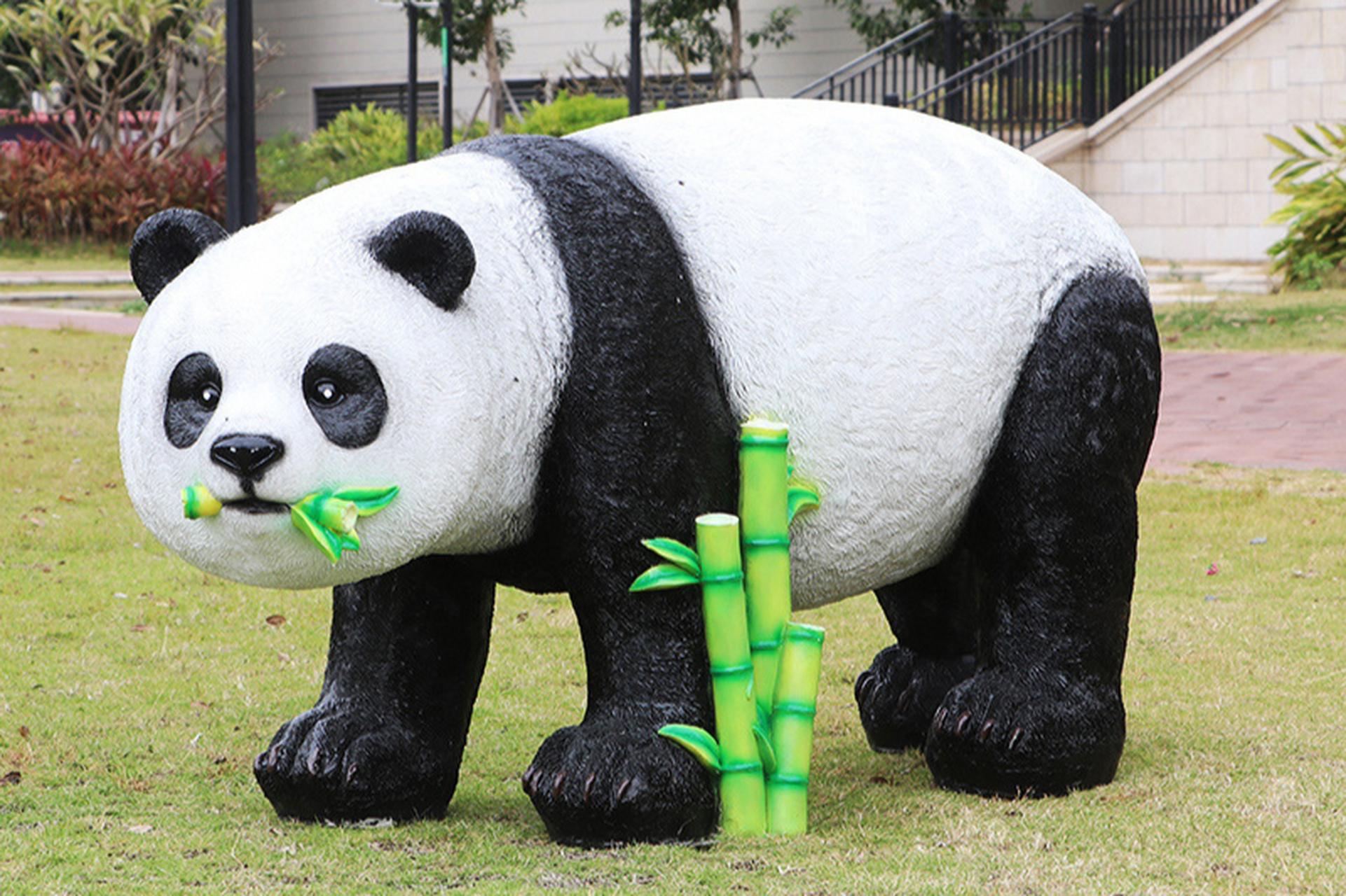 玻璃钢仿真熊猫雕塑,作为独特的户外园林动物景观,展现自然清新与文化