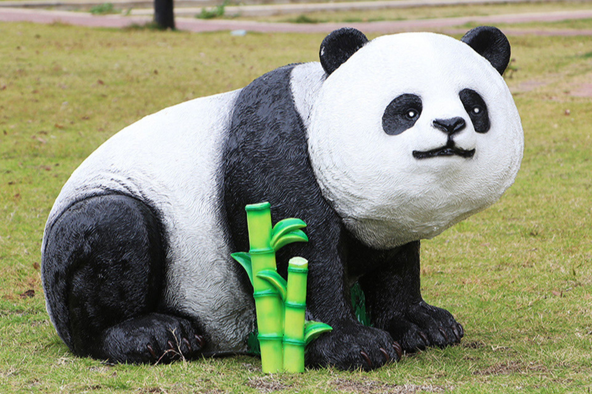 玻璃钢仿真熊猫雕塑,作为独特的户外园林动物景观,展现自然清新与文化