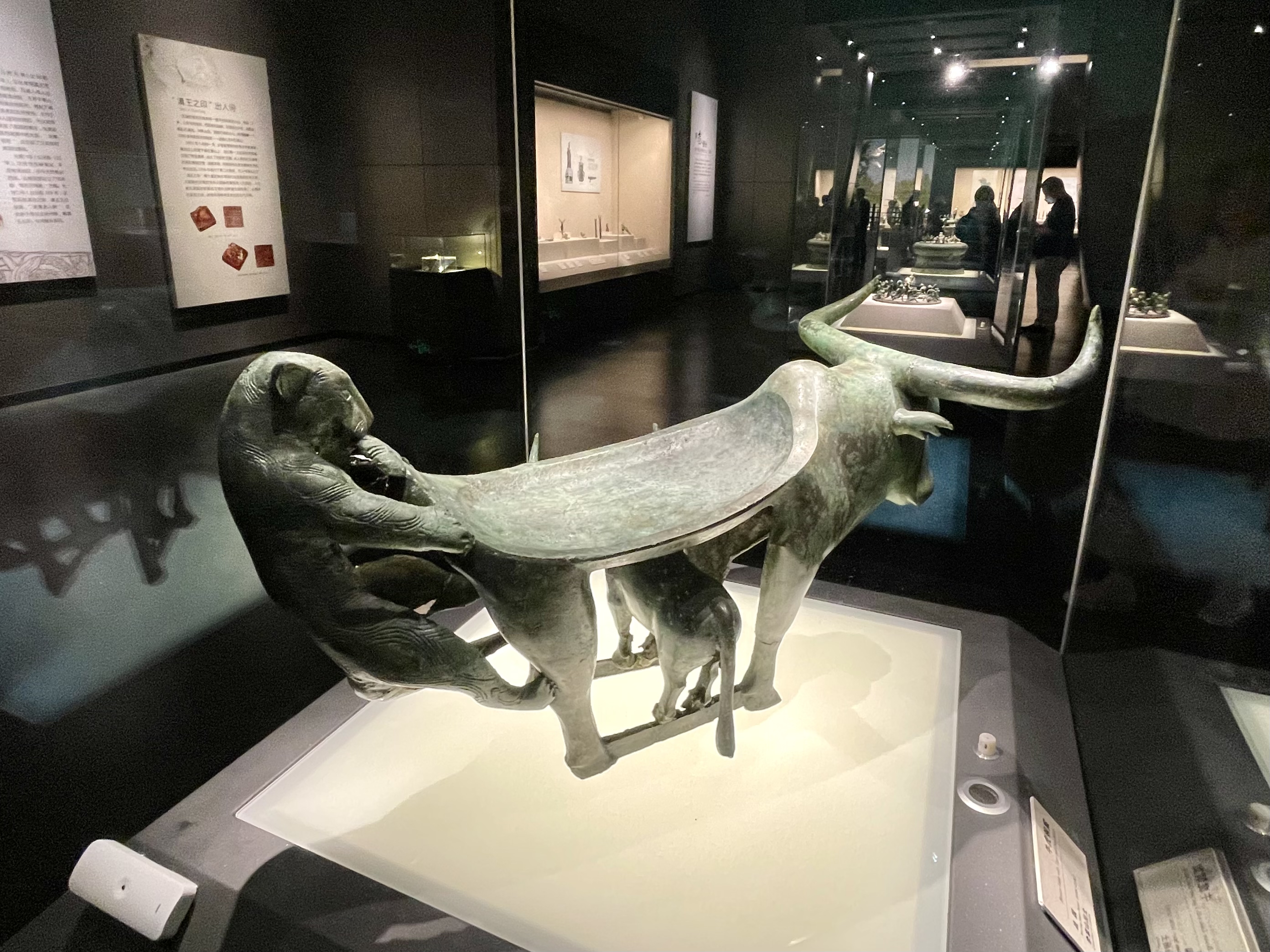 牛虎铜案青铜器|揭秘古滇文明的千年宝藏