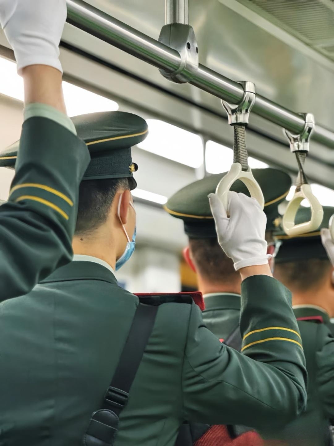 他们身着军装肩章熠熠生辉身材魁梧仿佛铁打的身躯一般坚不可摧