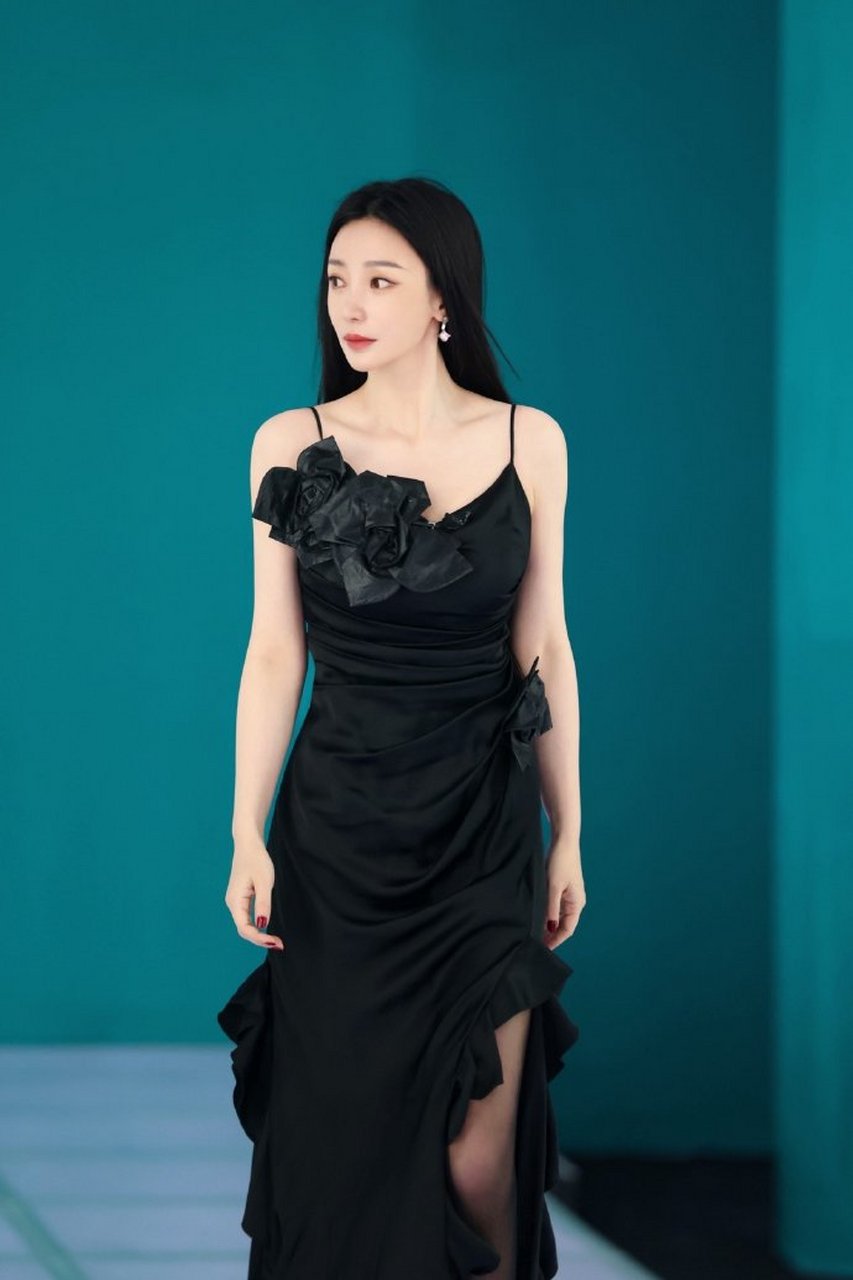 柳岩禁欲系全黑造型,本来是禁欲系衣服,穿她身上好欲!