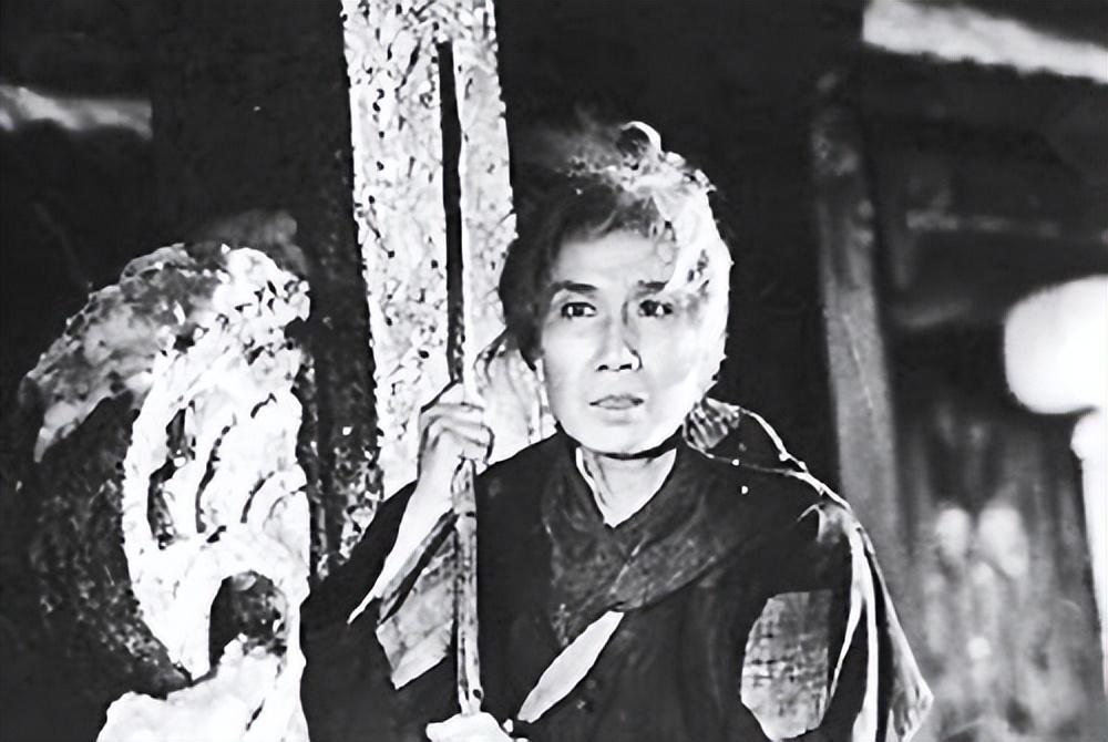 杨白劳借钱安葬妻子,债没还完却自杀了,为何是黄世仁背上骂名?