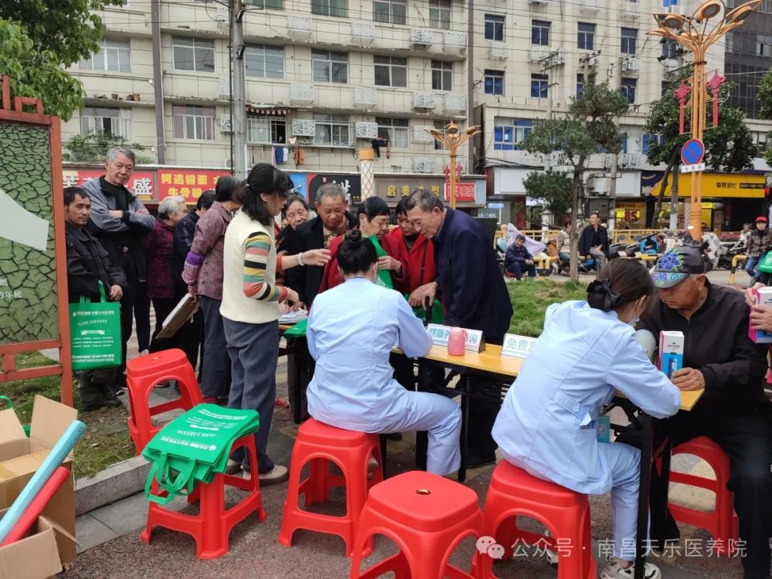 南昌天乐医养院爱心满溢，走进南昌县五一路为老人送健康