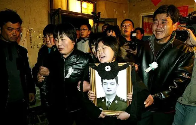 2007年,孟祥斌救人牺牲让人感动,15年后,女儿考上军校续写责任