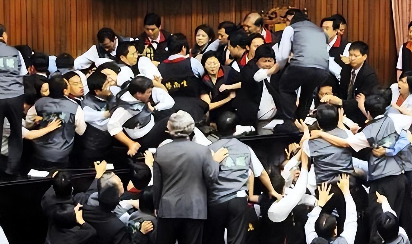 蒋经国曾公开表示:"我在台湾住了四十年,我是台湾人,更是一名中国人.