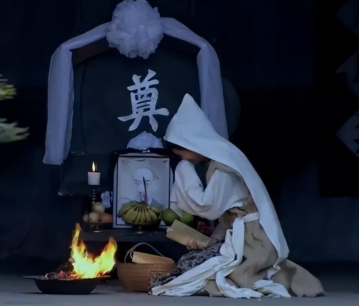 97年,湖北女子为夫守灵见了外人,竟被封建婆婆罚坐"鸡公车"!