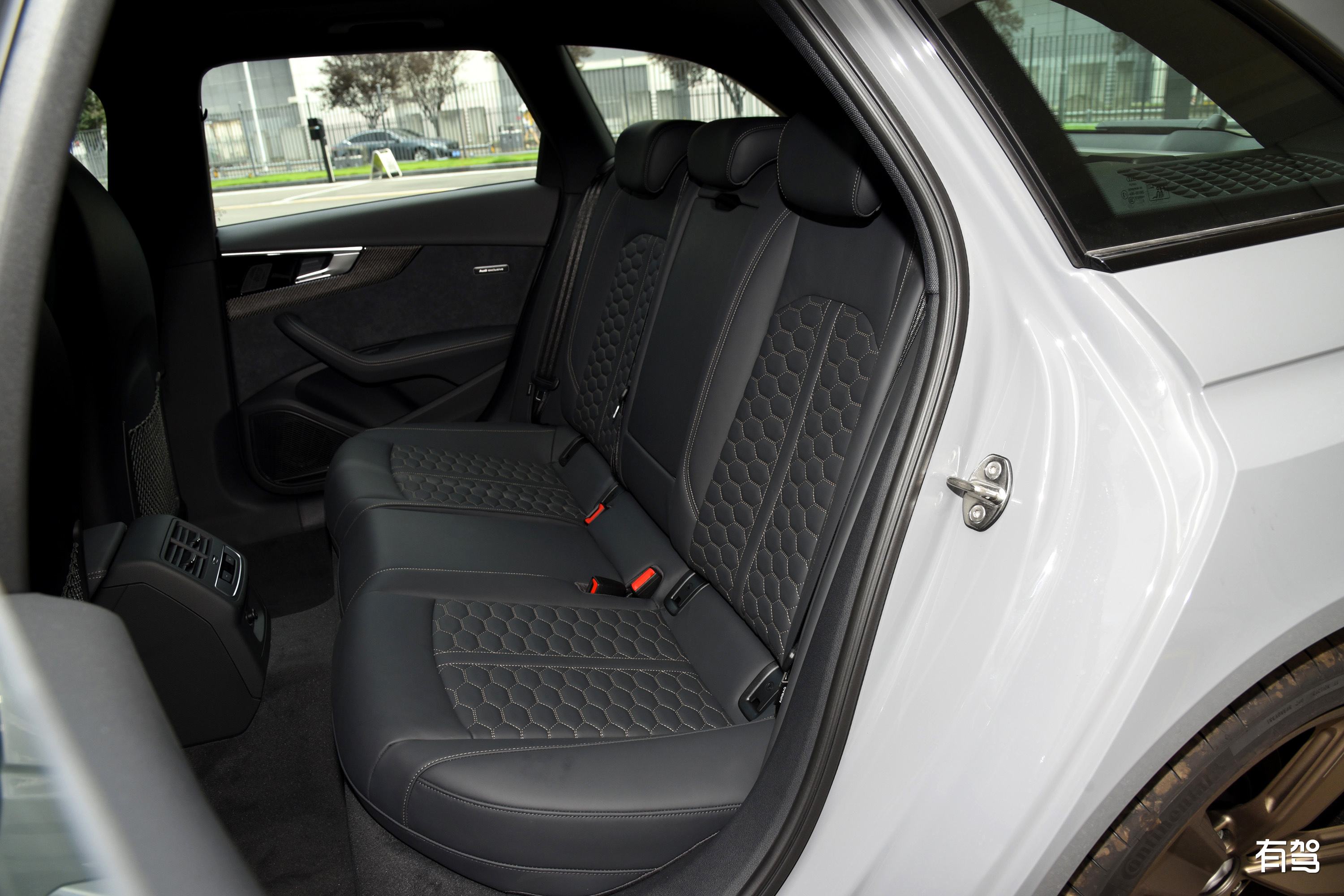 奥迪rs4内饰赏析:豪华与运动的交响乐章