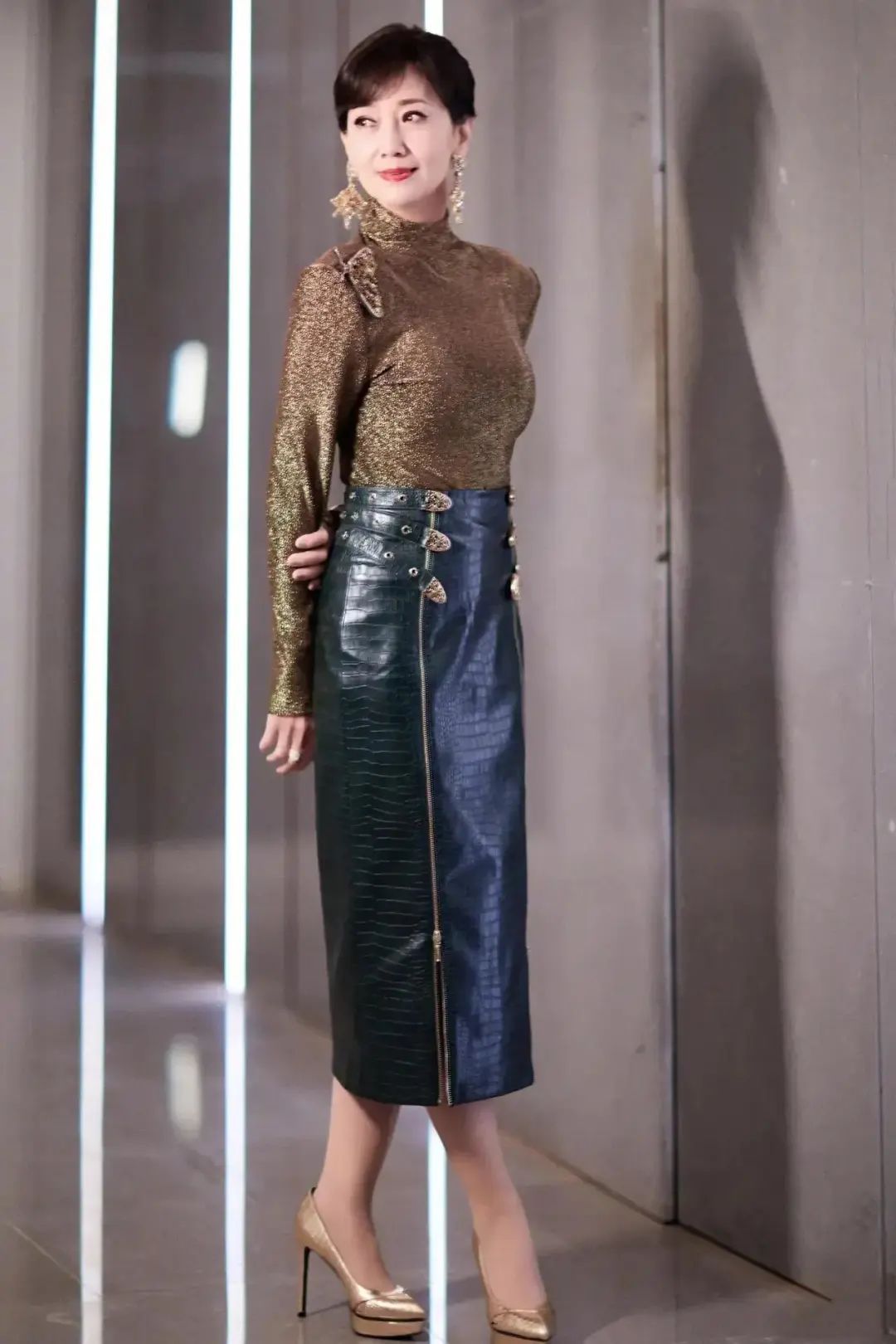 70岁赵雅芝的最新穿搭美照,这身段和穿衣打扮,少女感十足!