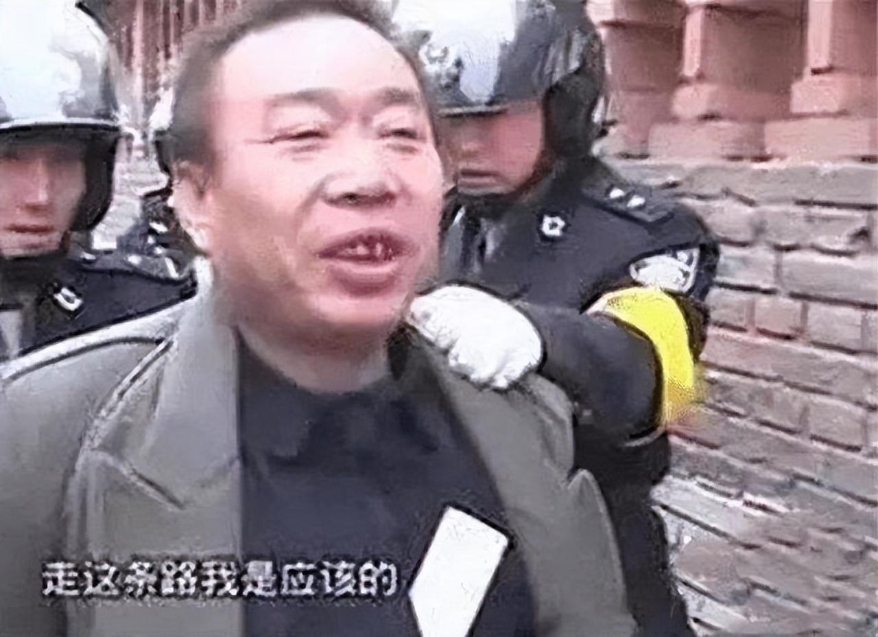 山西"恶魔"胡文海,手段残忍三小时连杀14人,被捕后坦言:还有40个人该